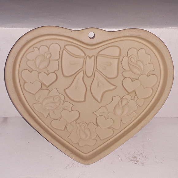 The Pampered Chef Seasons of Heart Cookie … - Picture 1 of 7